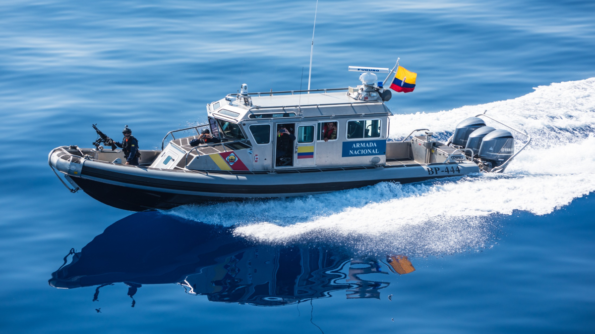 Lanchas de la Armada Nacional en operaciones de interdicción marítima.