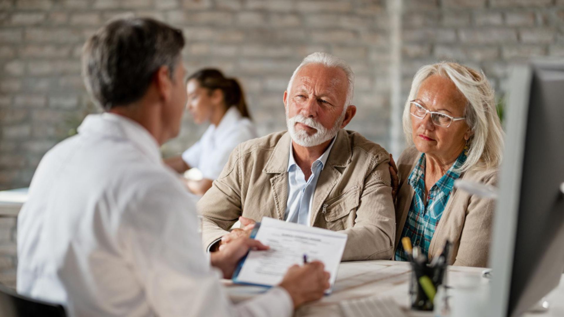 Quienes no logran cumplir con las semanas mínimas pueden acceder a alternativas como los Beneficios Económicos Periódicos (BEPS), un mecanismo de ahorro que no constituye una pensión, pero ofrece un ingreso en la vejez.