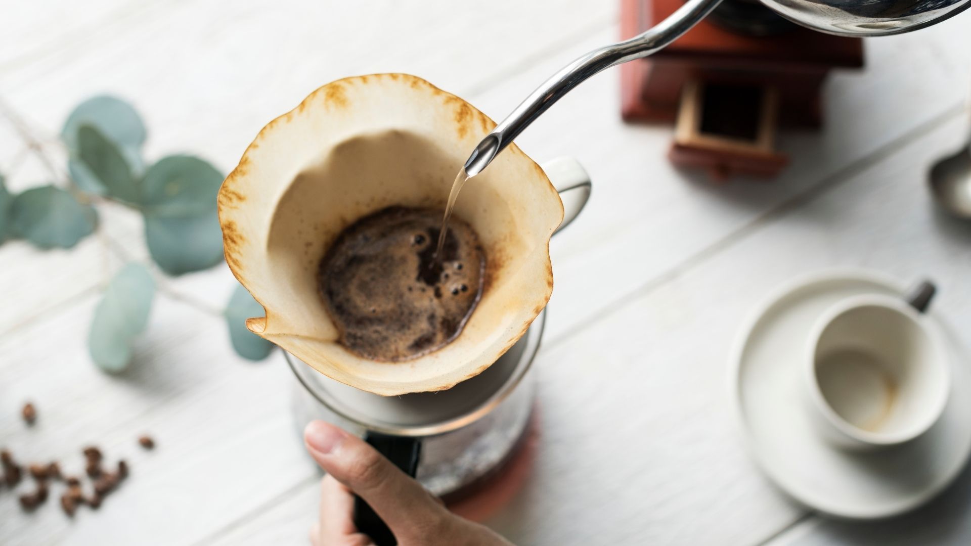 La mezcla de café usado y bicarbonato de sodio permite neutralizar olores en espacios cerrados como refrigeradores y armarios.