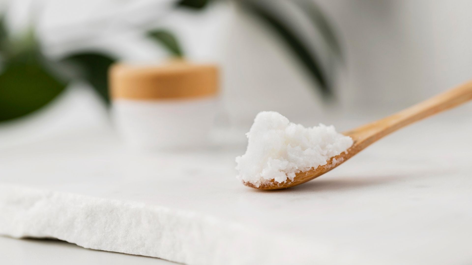 El uso de borra de café en combinación con bicarbonato ayuda a reducir olores en calzado sin generar residuos químicos.