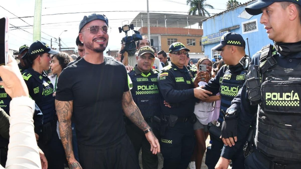 Balvin recorrió el icónico barrio Obrero, en el centro de Cali.