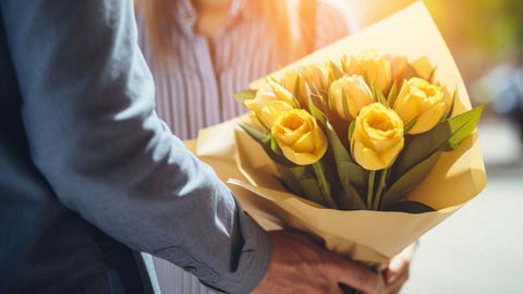 ¿Por qué se regalan flores amarillas el 21 de marzo y qué significado