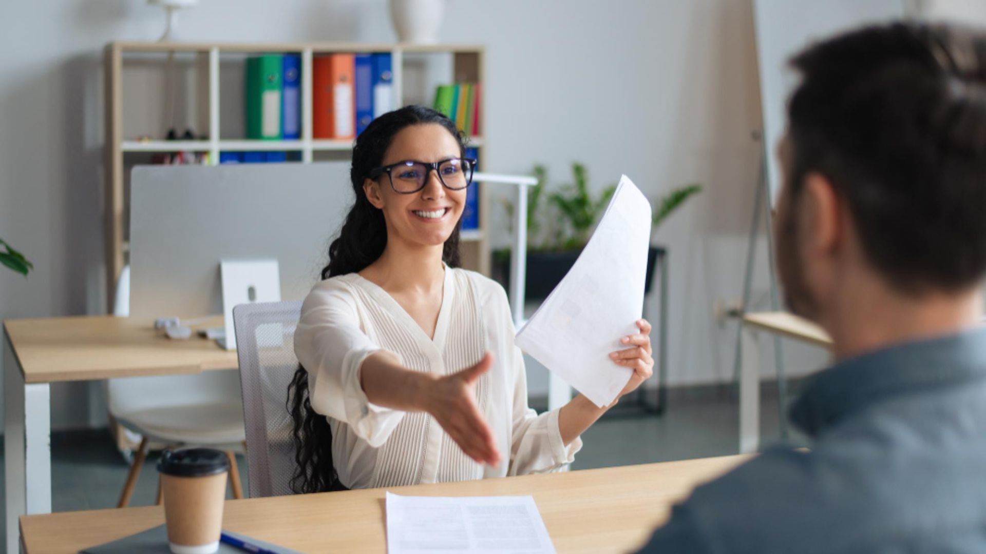 La iniciativa se da por la falta de personal calificado en varias ciudades españolas, entre ellas Madrid, Murcia y Alicante. 