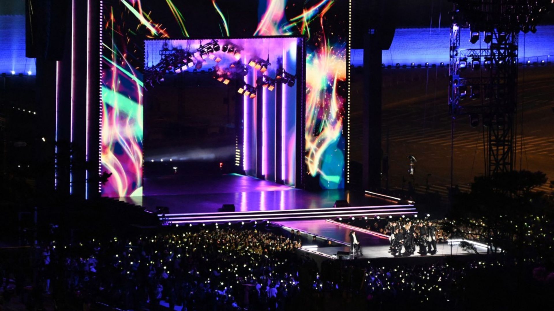 En declaraciones públicas, integrantes como Jimin y Jungkook afirmaron que el proceso de selección de canciones tuvo diferencias opiniones dentro del grupo. 