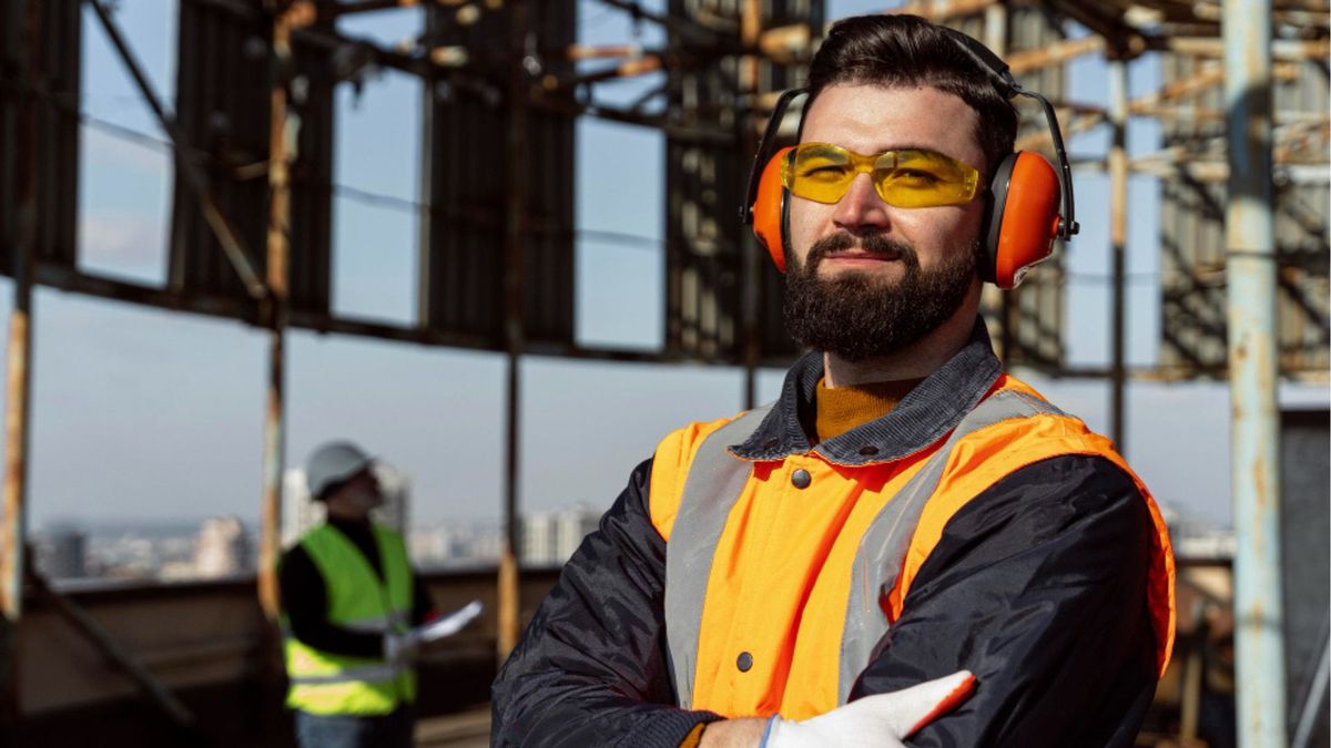 Verificar el estado de la cobertura permite confirmar que el trabajador cuenta con respaldo ante posibles riesgos laborales y que el empleador cumple con esta obligación.