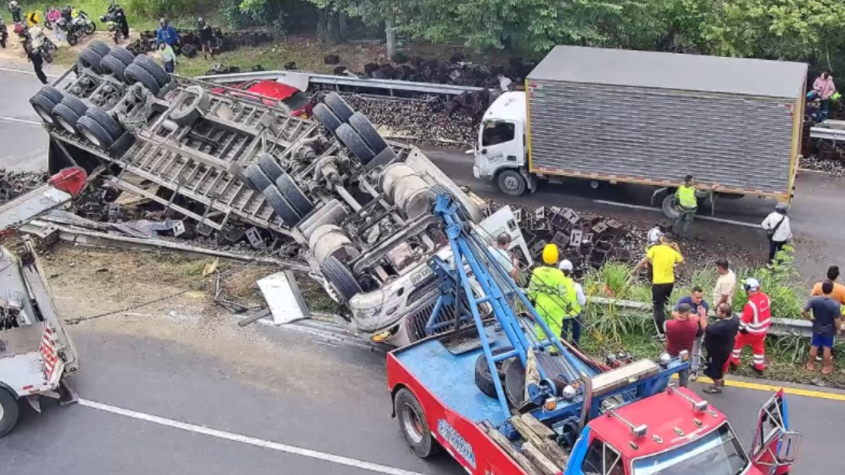 Volcamiento de un tractocamión en la vía Bogotá - Girardot.