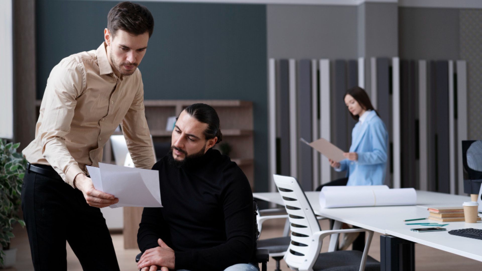 En el caso de los trabajadores independientes, la responsabilidad del pago recae en la EPS o la ARL, según el origen de la incapacidad. 