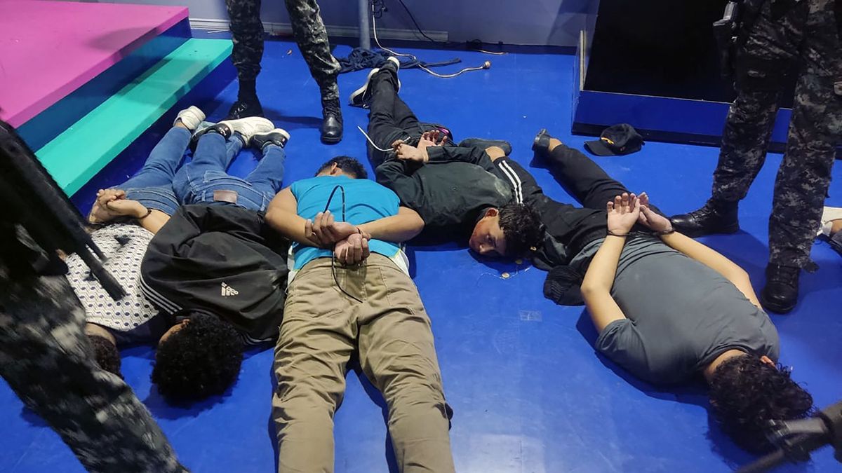 Sospechosos detenidos por agentes de policía dentro del estudio de la estación de televisión pública TC, quienes tomaron como rehenes a varios periodistas