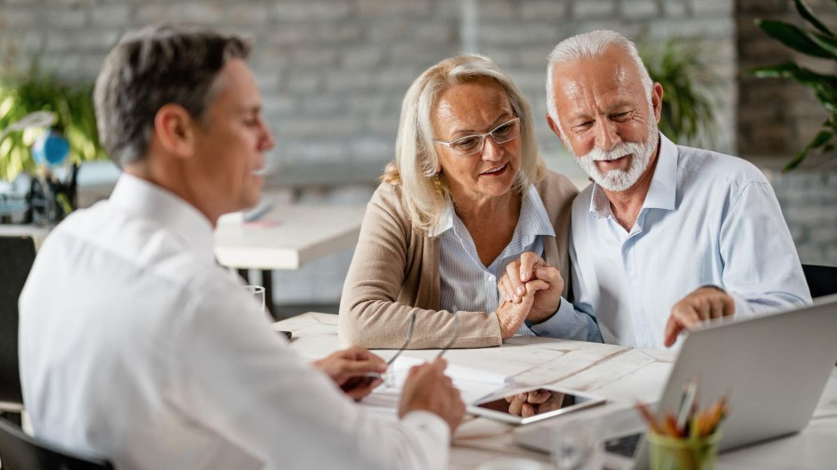 Dentro del proceso, es obligatorio realizar la doble asesoría, un paso que debe cumplirse cuando el trabajador está a 12 años de la edad de pensión.