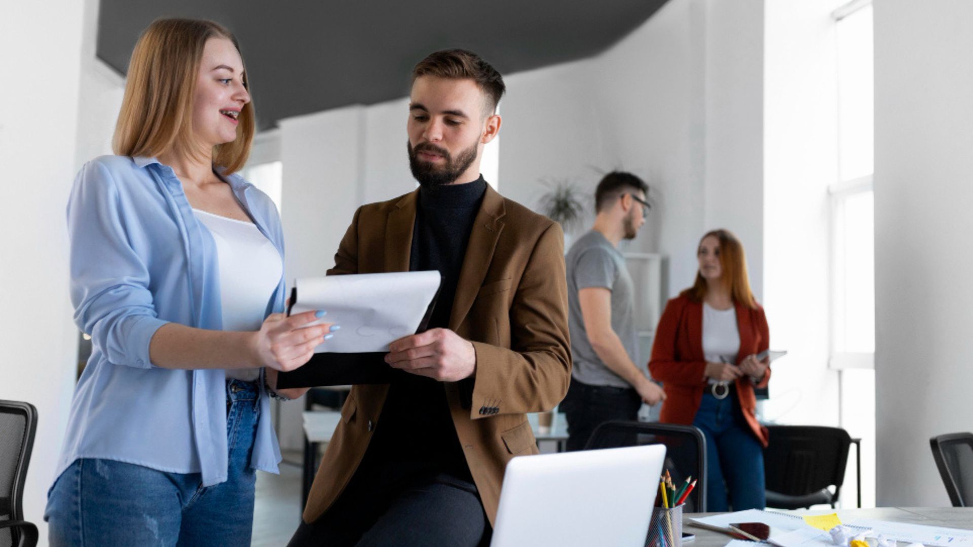 En promedio, los empleos operativos están entre los 900 y 1.400 dólares mensuales (aproximadamente 3.600.000 a 5.600.000 pesos colombianos). 