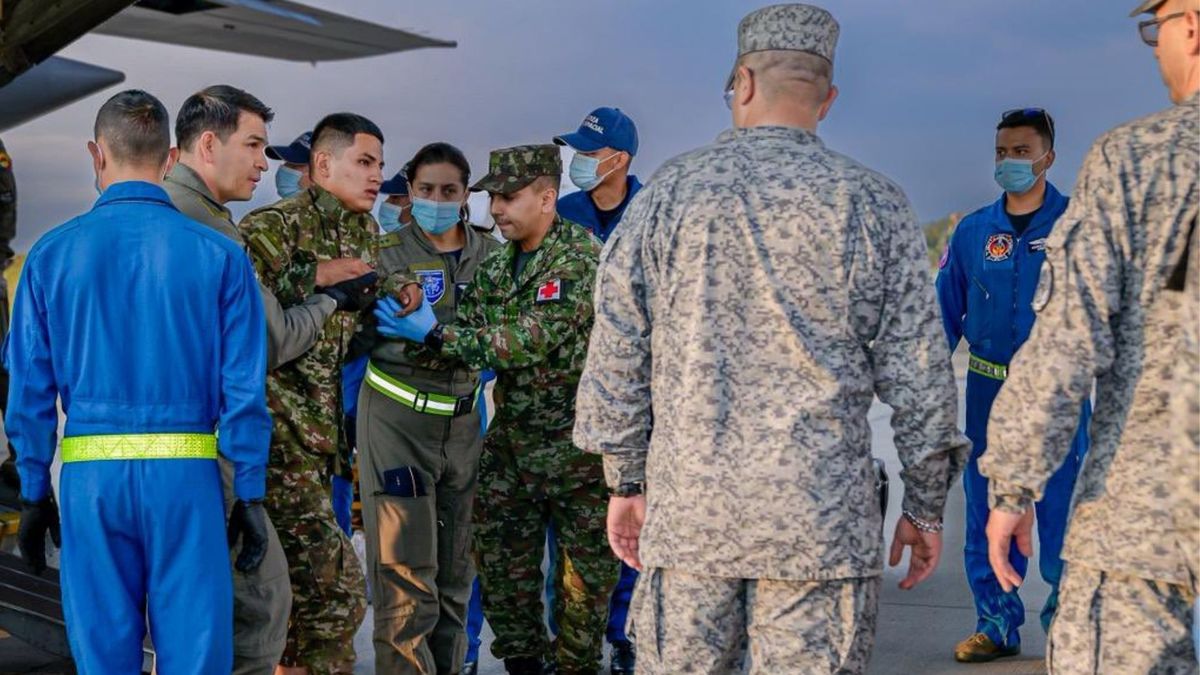 Los militares heridos fueron trasladados al Hospital Militar Central, en Bogotá, para su atención médica. Medicina Legal identificará en la capital a las víctimas.