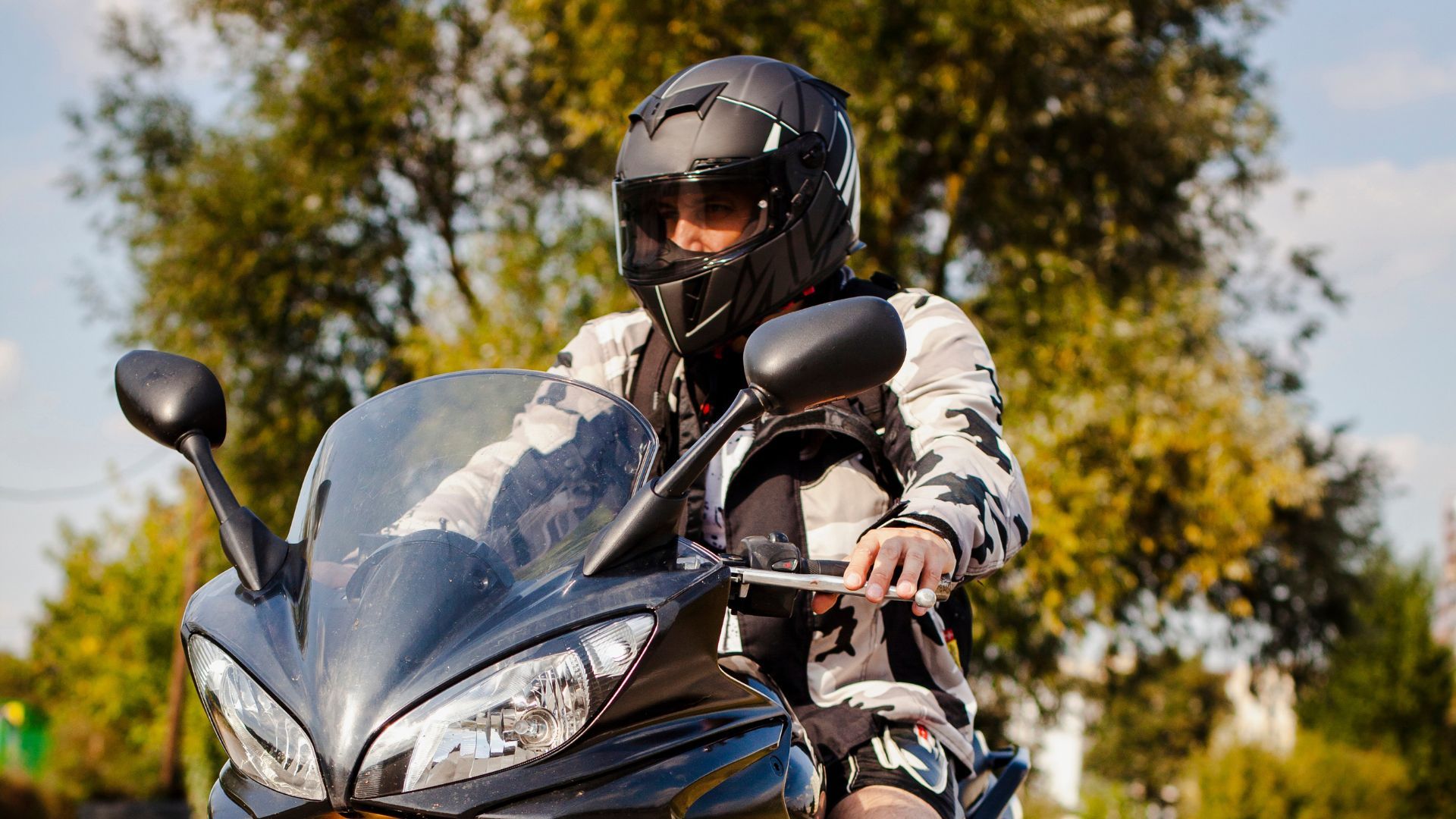 Los cascos deben ser bien usados, las autoridades están en la obligación de poner multas.