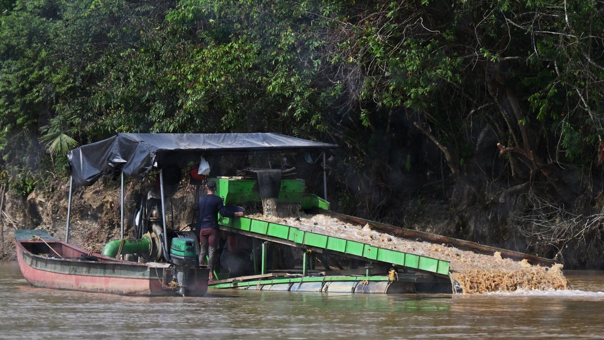 Mineros informales buscan oro en una draga artesanal de tipo brasileño en el río Nechí, en el municipio de El Bagre, departamento de Antioquia.