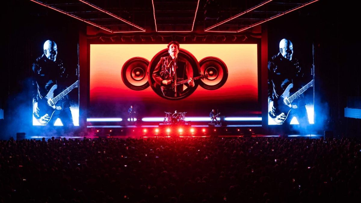 El espectáculo Ecos utiliza archivos de voz y guitarra de Gustavo Cerati para recrear su presencia junto a la banda en vivo.