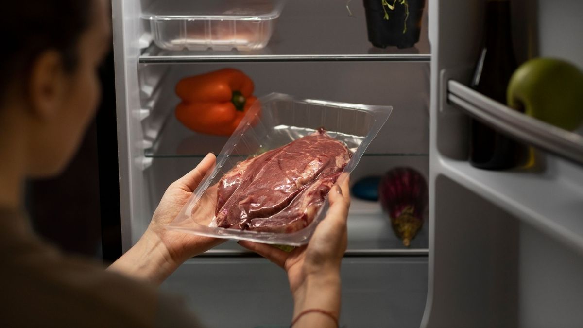 Separar la carne en porciones individuales facilita su uso y evita manipular el resto del producto almacenado.