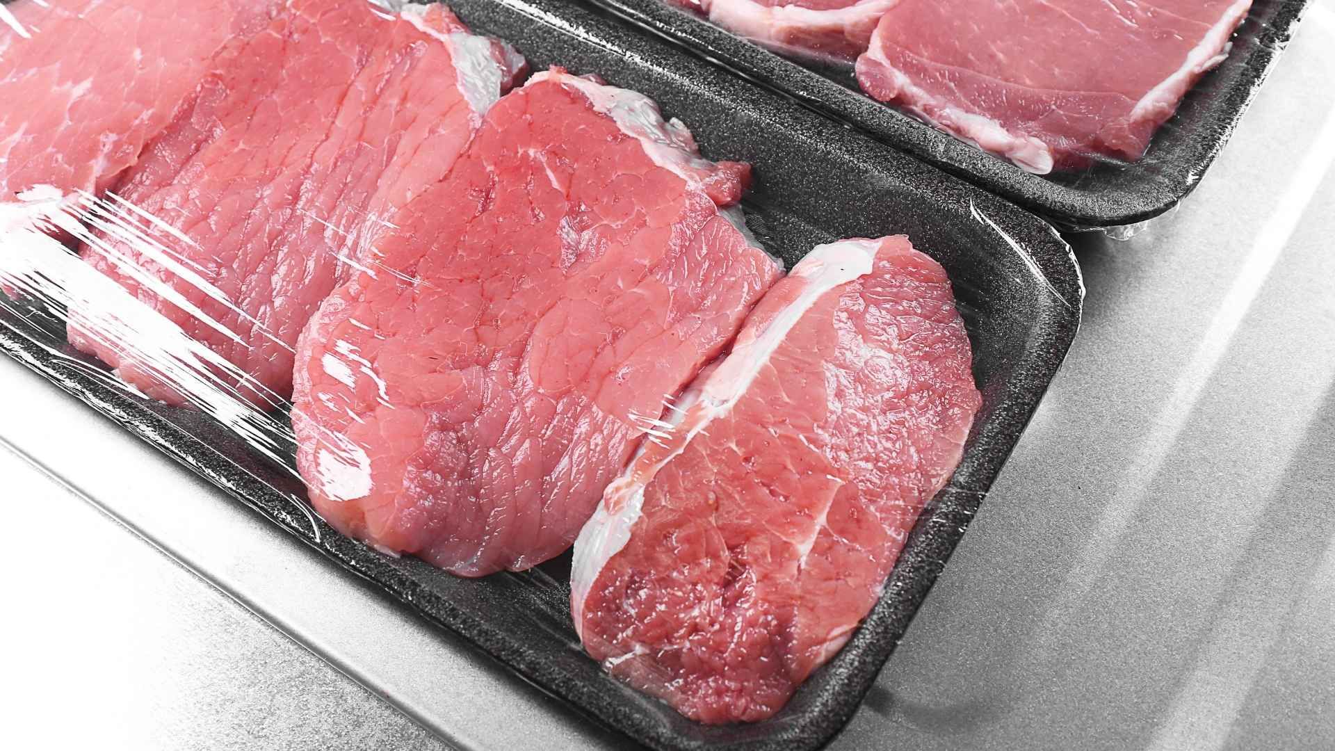 Organizar la carne dentro de la bolsa en capas permite retirar solo lo necesario sin descongelar todo el contenido.