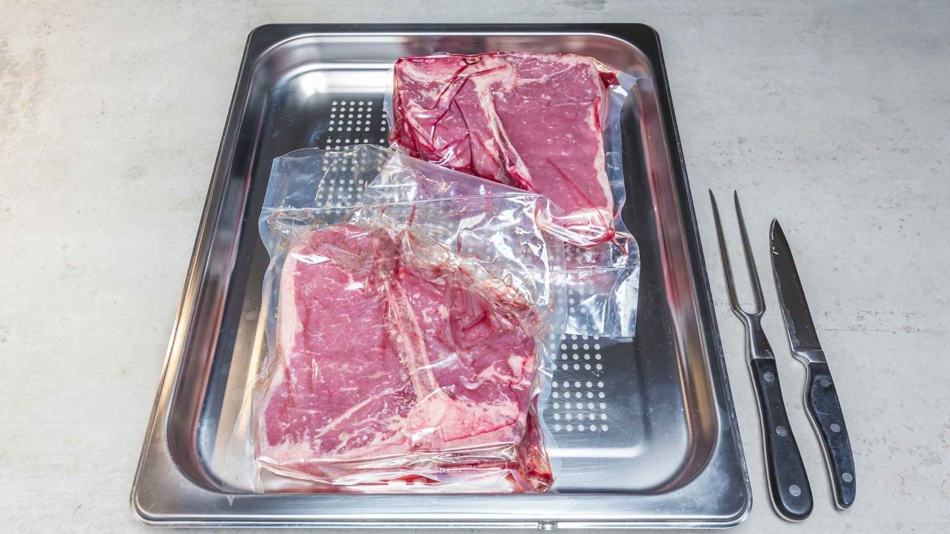 Mantener la carne a 4 °C o menos ayuda a reducir el crecimiento bacteriano y prolongar su conservación.