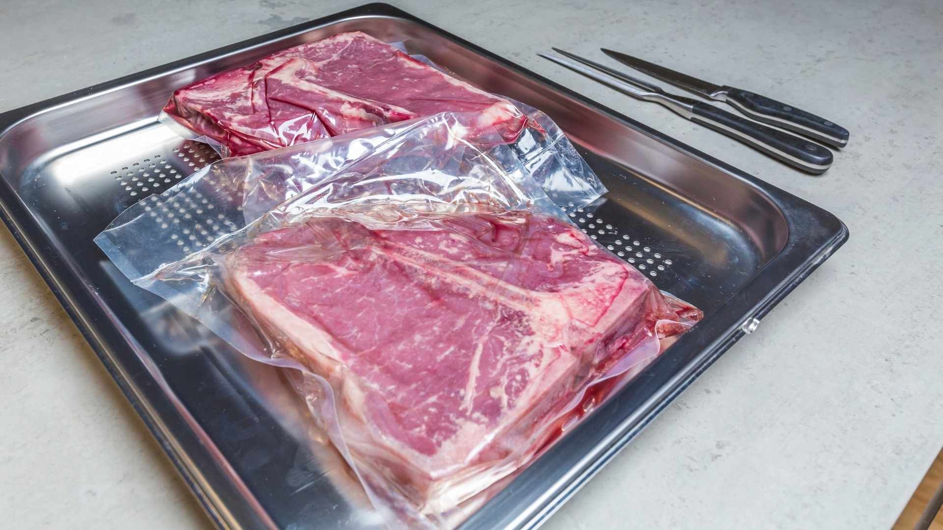 Dividir la carne antes de congelarla evita la formación de bloques difíciles de separar al momento de cocinar.