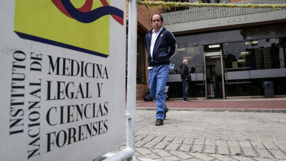 Decenas de familiares de las víctimas del accidente del Hércules C-130 acudieron a Medicina Legal para tratar de buscar respuestas sobre la identificación de los militares fallecidos. El Instituto ha reconocido una veintena de cuerpos.