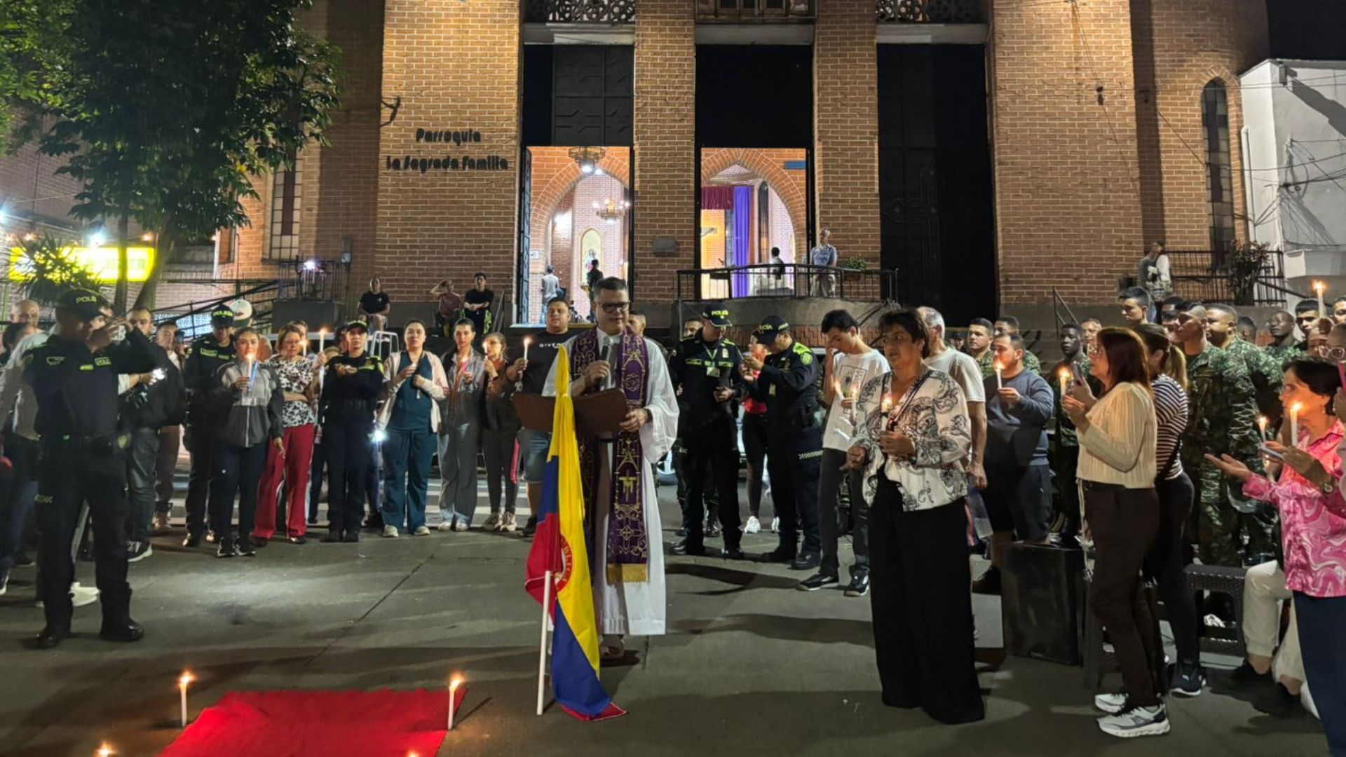 Una emotiva velatón se realiza en el Parque de Villa Hermosa, en Medellín