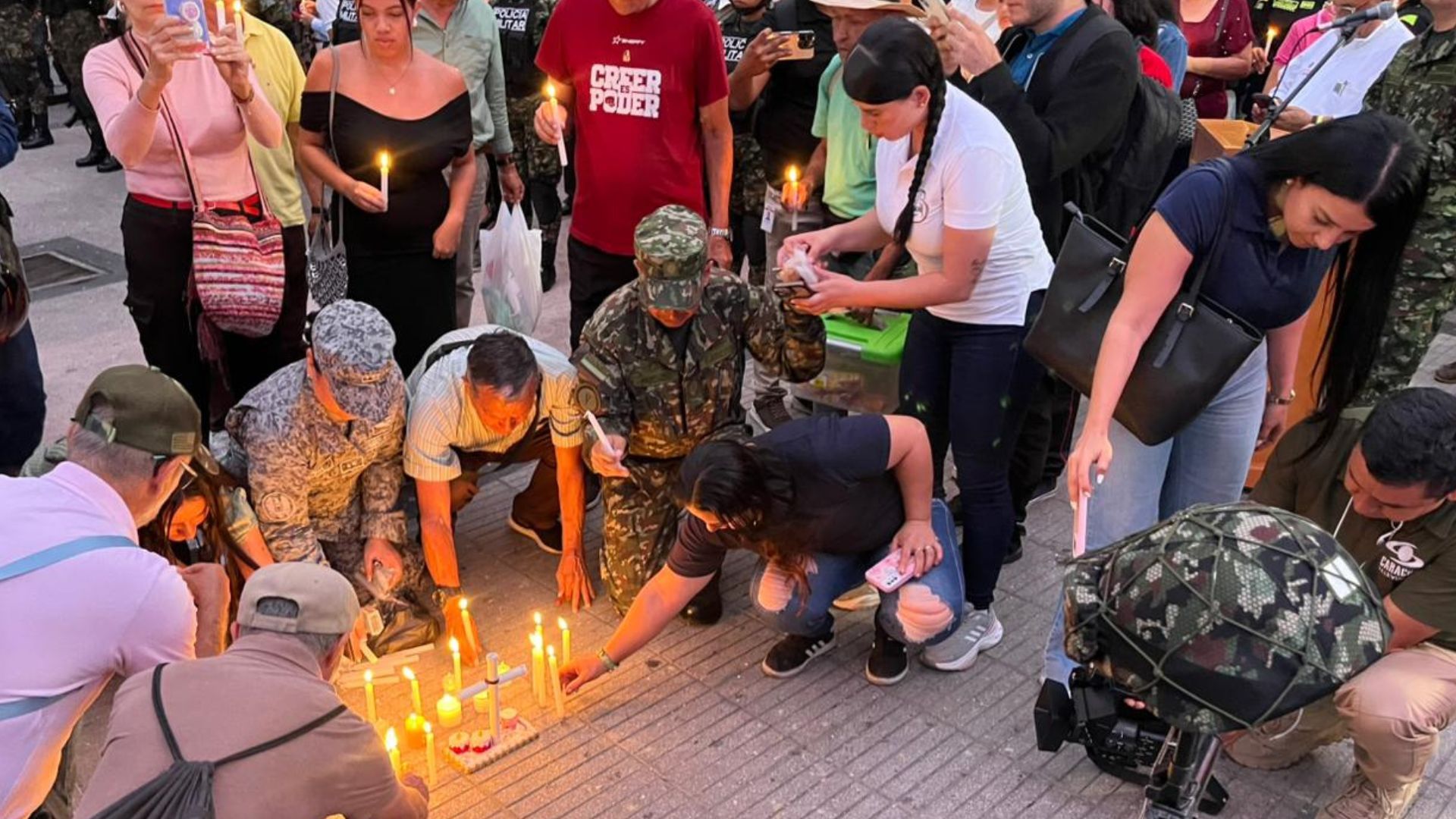 En la plaza Manuel Murillo Toro de Ibagué se lleva a cabo una velatón 