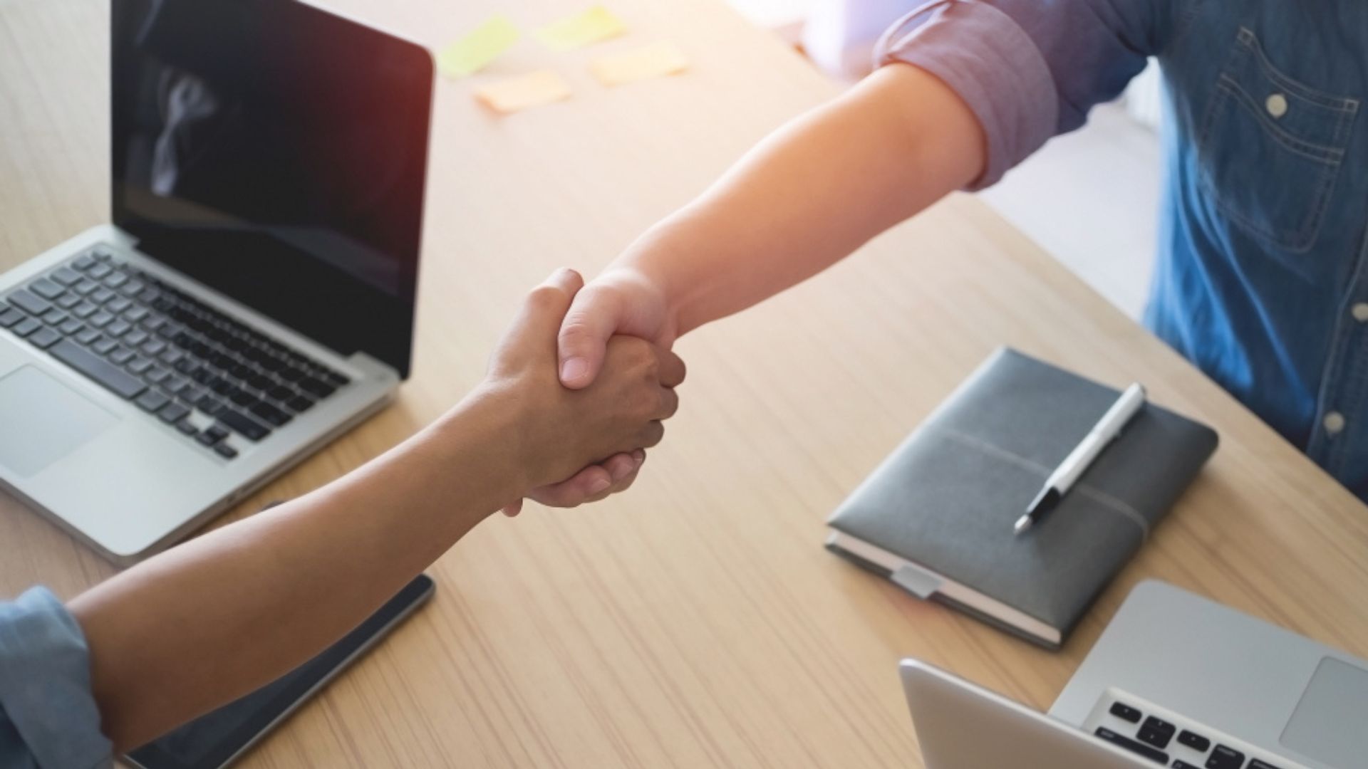 En el caso de los pensionados, precisó que también pueden realizar aportes. “Puedo tener la condición de pensionado y aportar como pensionado a caja de compensación, que sería otra diferente”, afirmó.