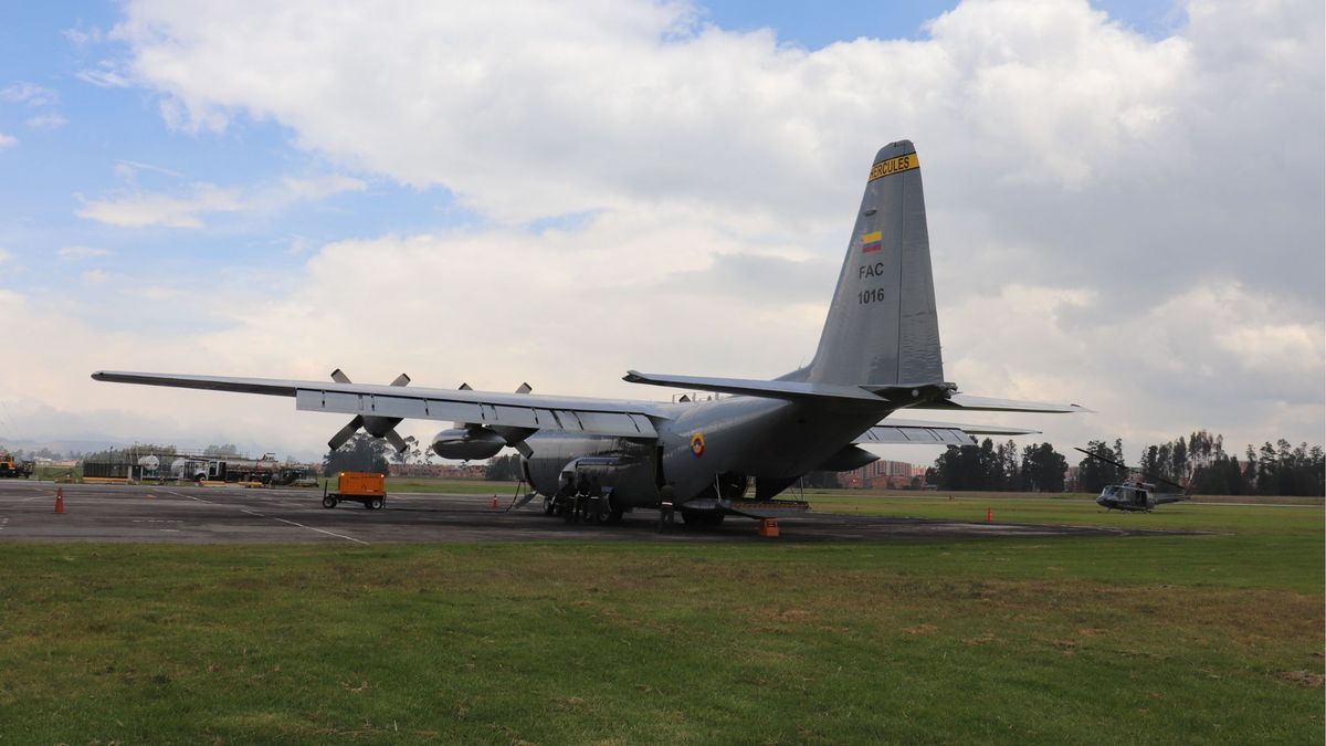 El avión se cayó con más de 150 personas a bordo.