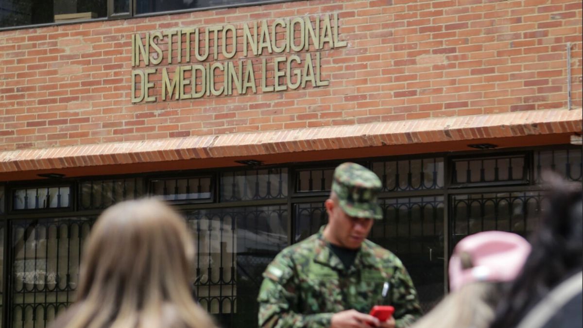 Decenas de familiares de las víctimas del accidente del Hércules C-130 acudieron a Medicina Legal para tratar de buscar respuestas sobre la identificación de los militares fallecidos. El Instituto ha reconocido una treintena de cuerpos.