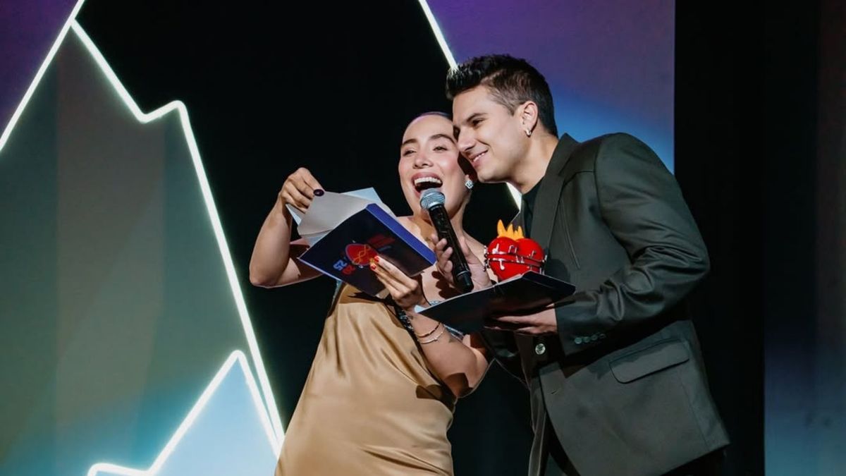 El sistema combina votación del público y evaluación de jurados para definir a los ganadores en cada categoría.