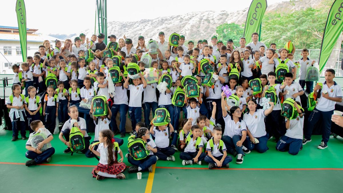 Entregamos 14.200 kits escolares a niños у niñas de los 16 municipios del área de influencia de Hidroituango y en 15 años ya son 234.200 entregados. Hidroituango, la energía que mueve sueños.