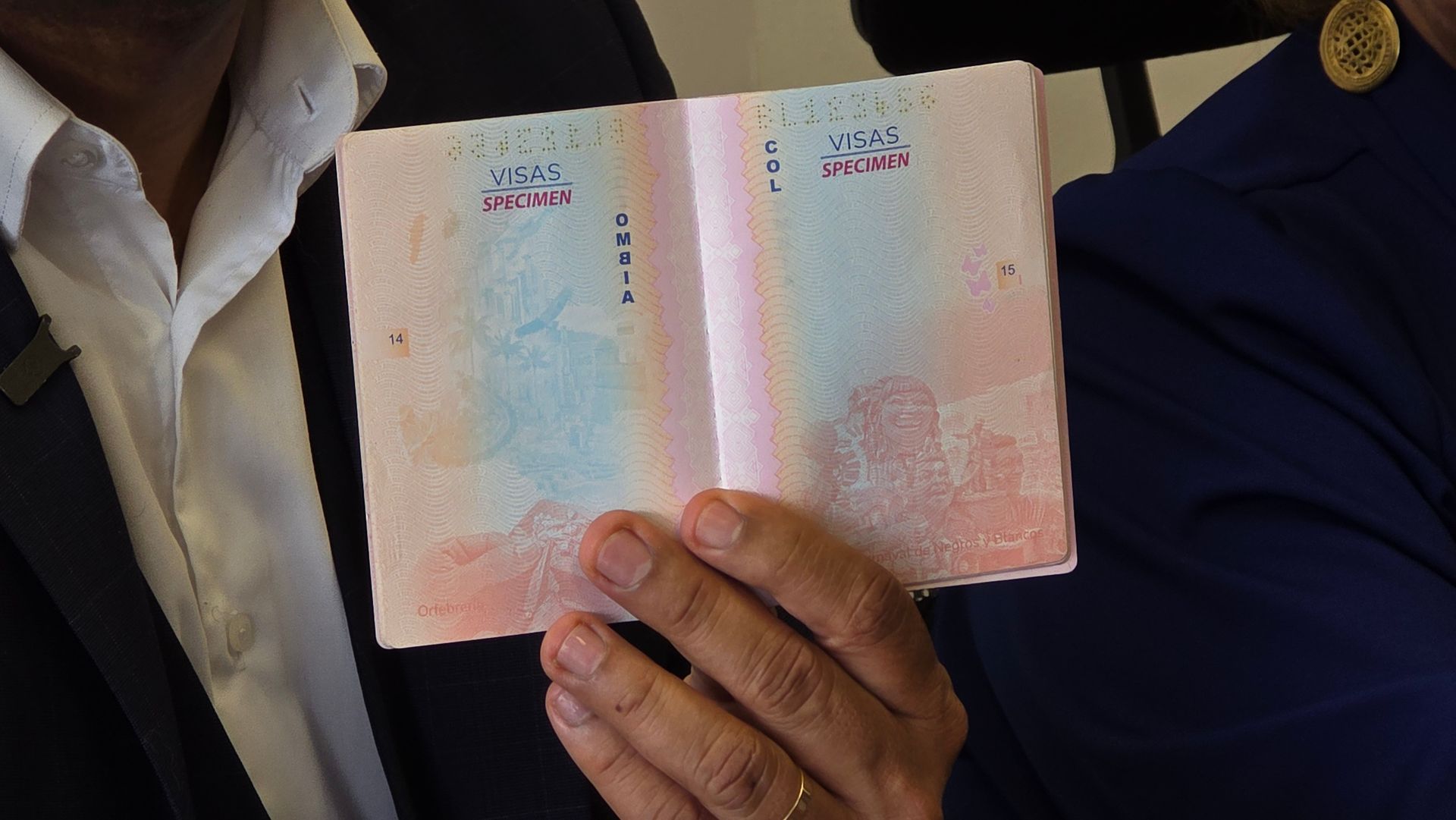 Página número 15 del nuevo modelo de pasaporte en honor al Carnaval de Negros y Blancos de Pasto. 