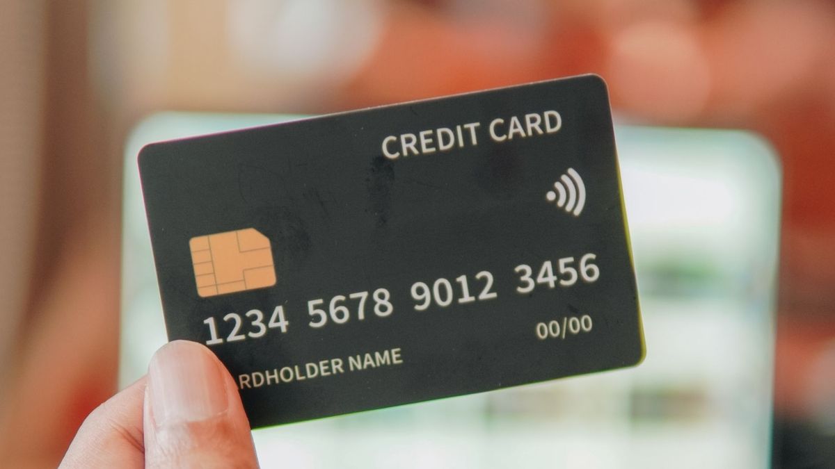 Al cubrir la tarjeta con aluminio, la señal no llega al lector, evitando que se procese el pago sin contacto.