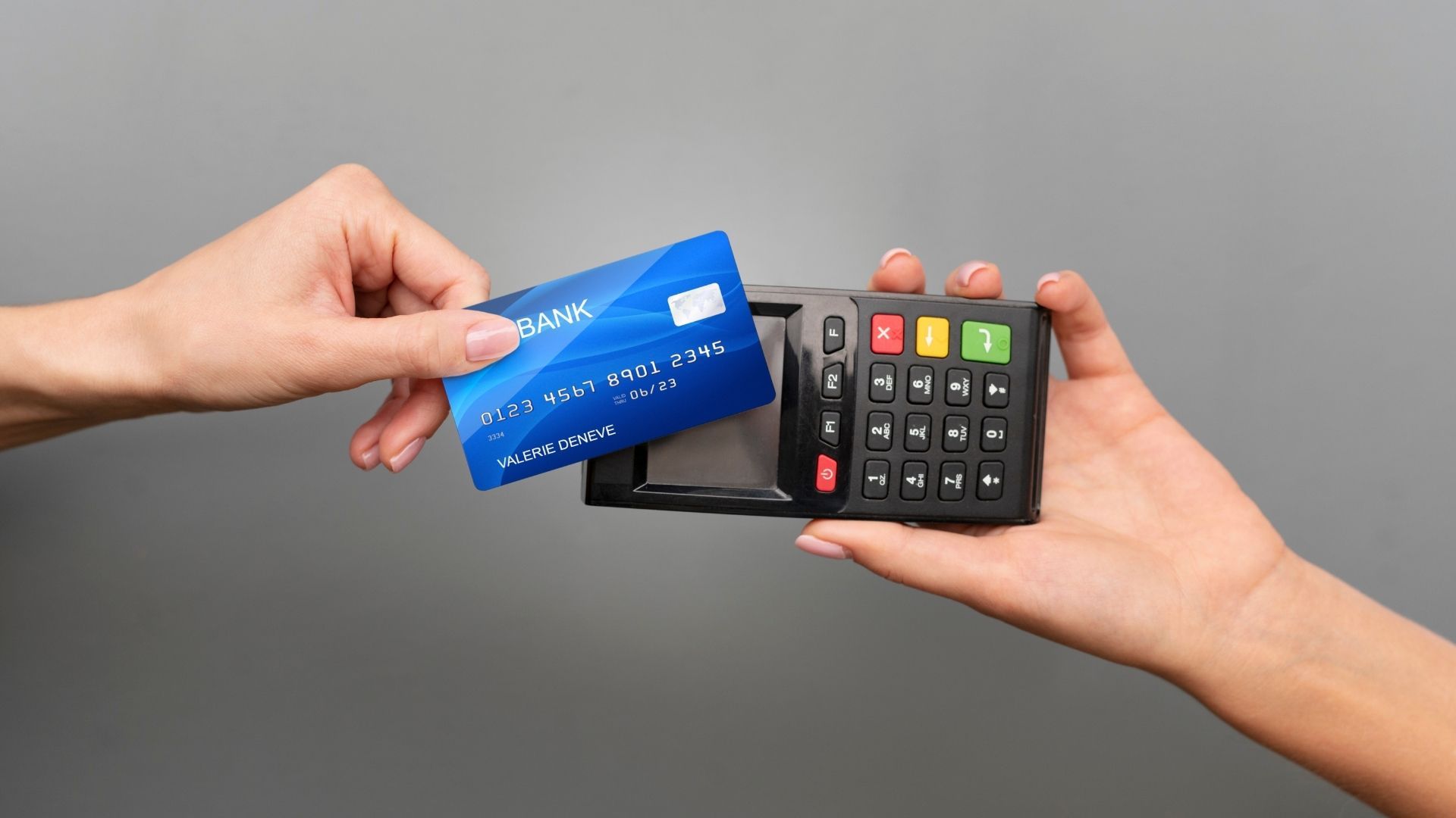 El experimento evidenció que una barrera metálica impide que el datáfono lea la señal de la tarjeta sin contacto.