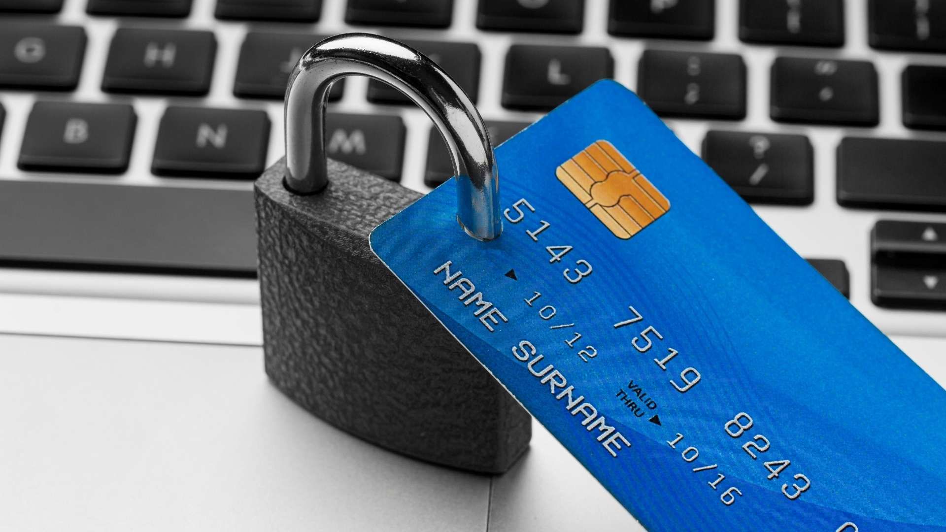 El experimento confirmó que cubrir la tarjeta reduce la posibilidad de lectura por parte de un datáfono cercano.