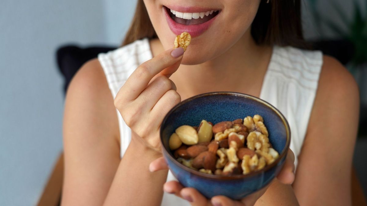 Un puñado diario de frutos secos aporta grasas insaturadas que contribuyen a reducir el colesterol.