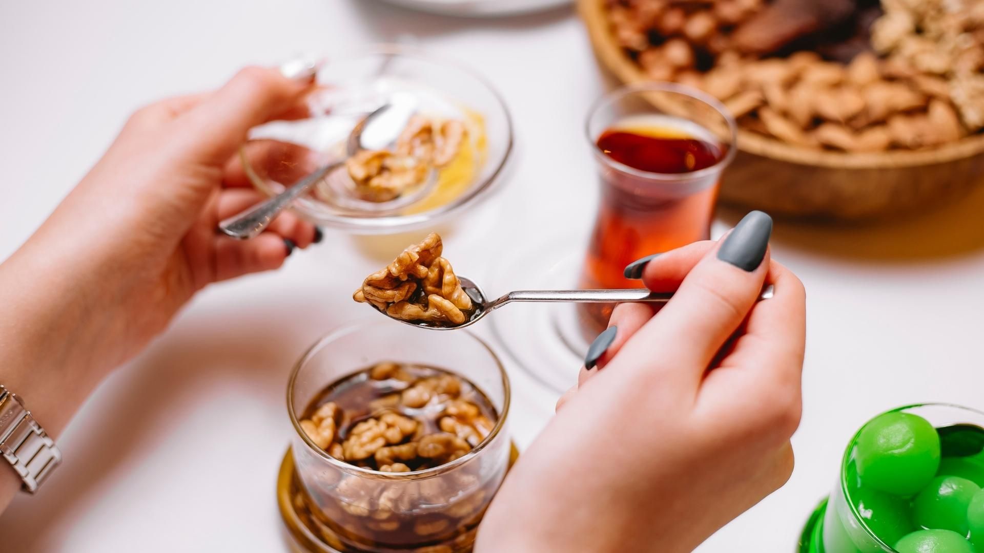 Las nueces y almendras contienen vitamina E y omega-3, asociados con la salud cerebral.