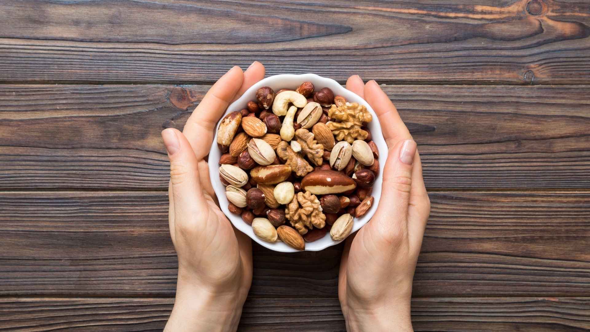 Consumir frutos secos sin sal permite aprovechar sus beneficios sin afectar la presión arterial.