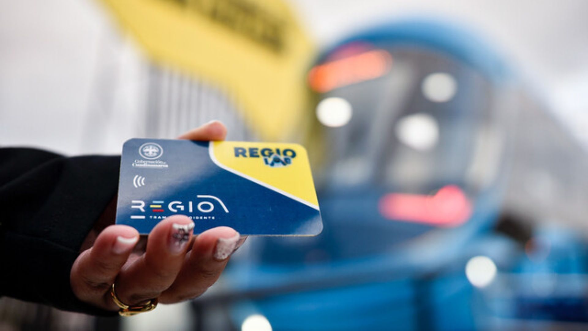 La gobernación ha presentado trenes y el diseño de la tarjeta que usarán más de 100.000 personas.