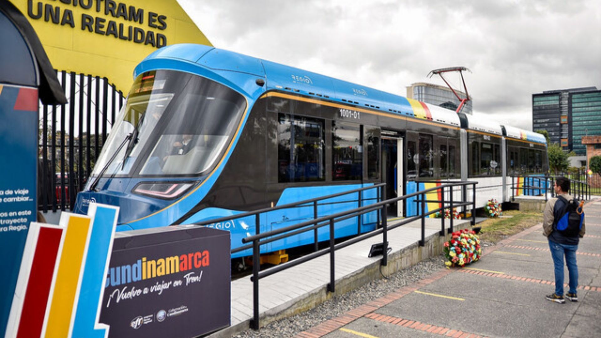 Los buses de Regiotram occidental son azules.