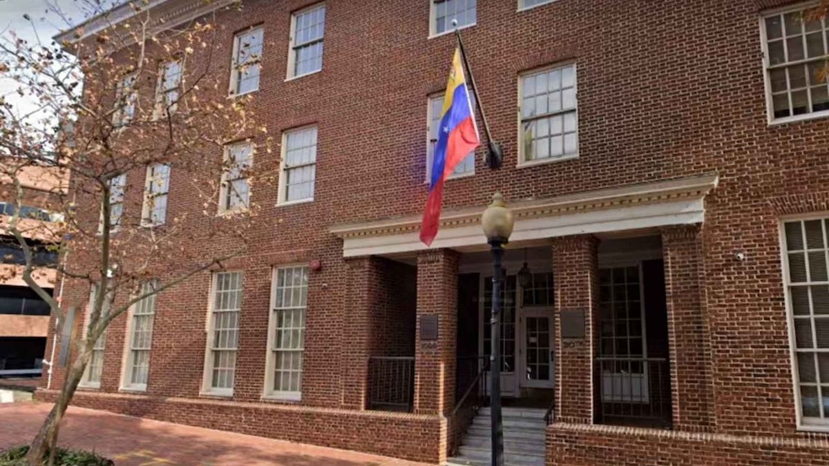 Funcionarios venezolanos inspeccionan la residencia diplomática en Washington en medio del proceso de reactivación consular.