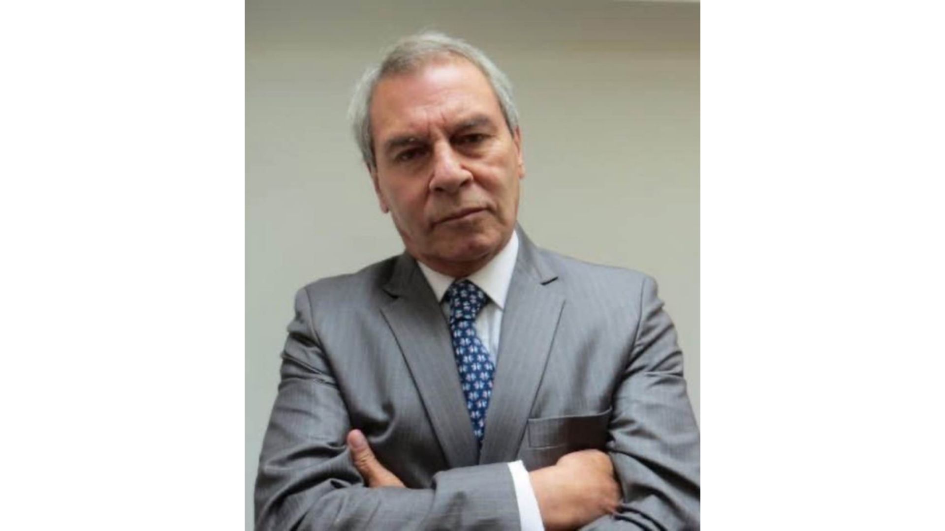 Santiago Munévar desarrolló su carrera en radio, televisión, cine, teatro y doblaje desde 1975.