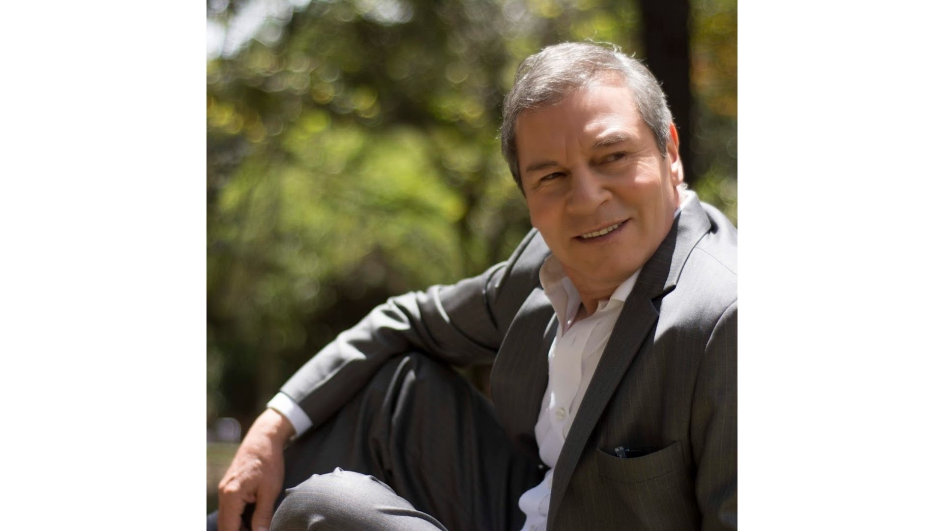 Fue narrador en documentales de canales internacionales como National Geographic y Discovery Channel.