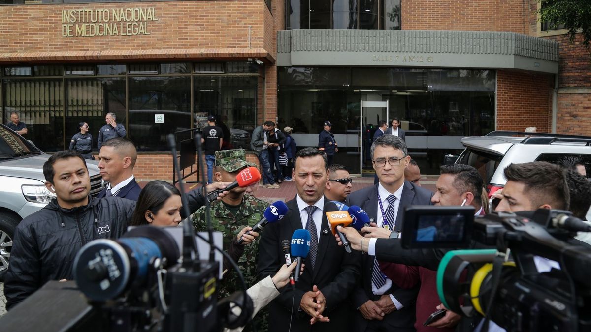 El ministro de Defensa, Pedro Sánchez, y el director de Medicina Legal, Ariel Cortés, enviaron mensajes de solidaridad a las familias de las víctimas del accidente aéreo de Putumayo, buscando además contrarrestar posibles estafas.