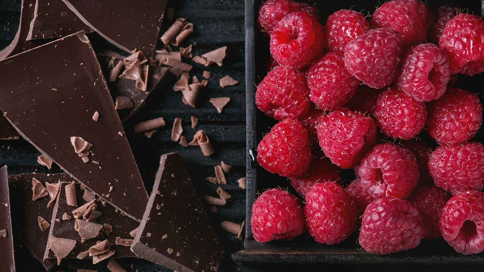 Frambuesas con chocolate amargo permite controlar antojos con menos azúcares añadidos.