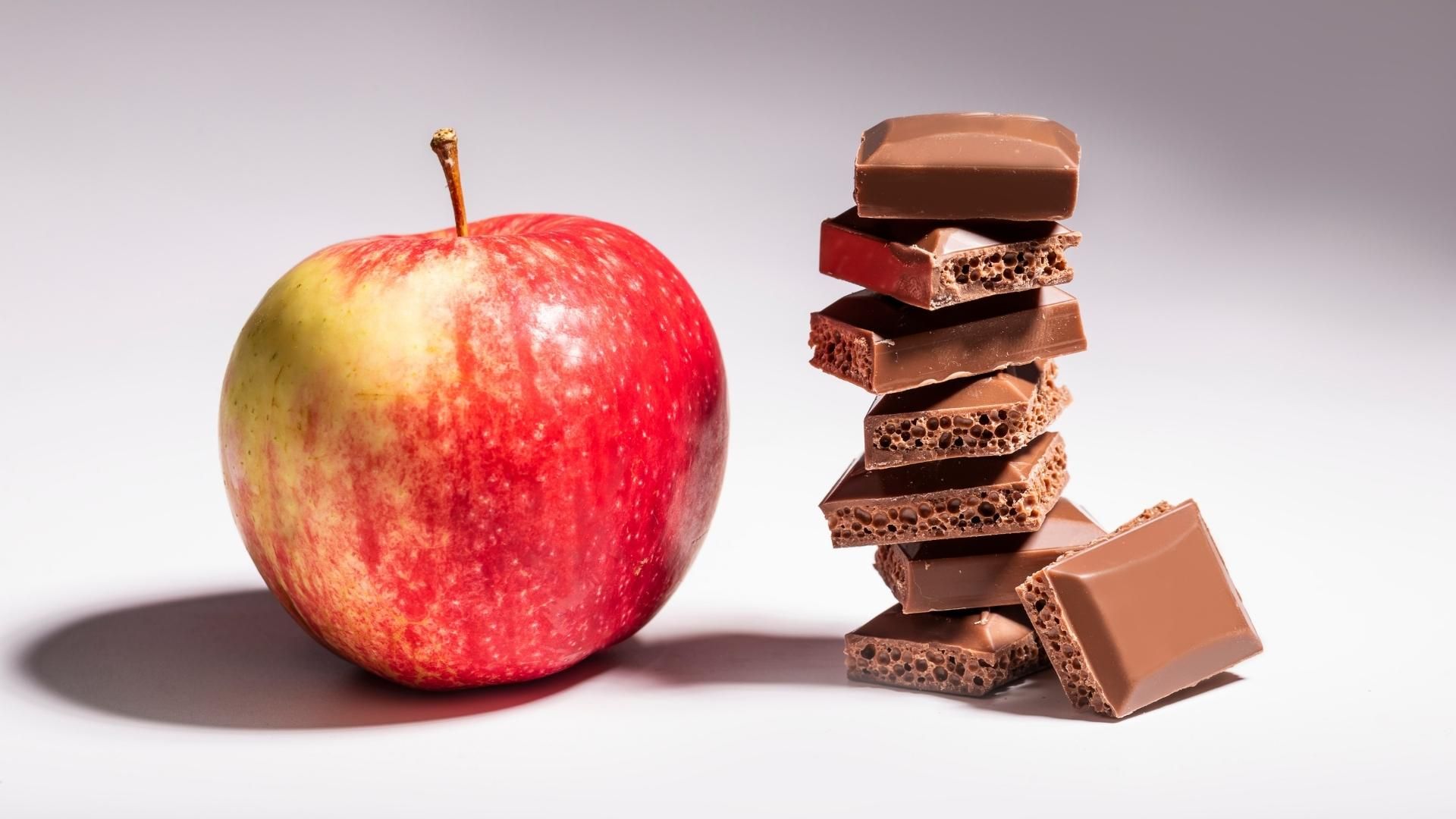 Barras de manzana con chocolate amargo combina fibra de la manzana con antioxidantes del cacao.