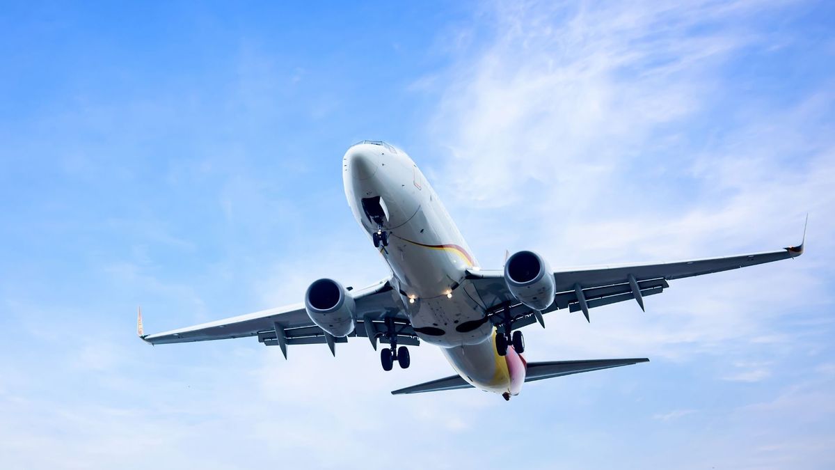 Vuelos de avión comercial en territorio colombiano.