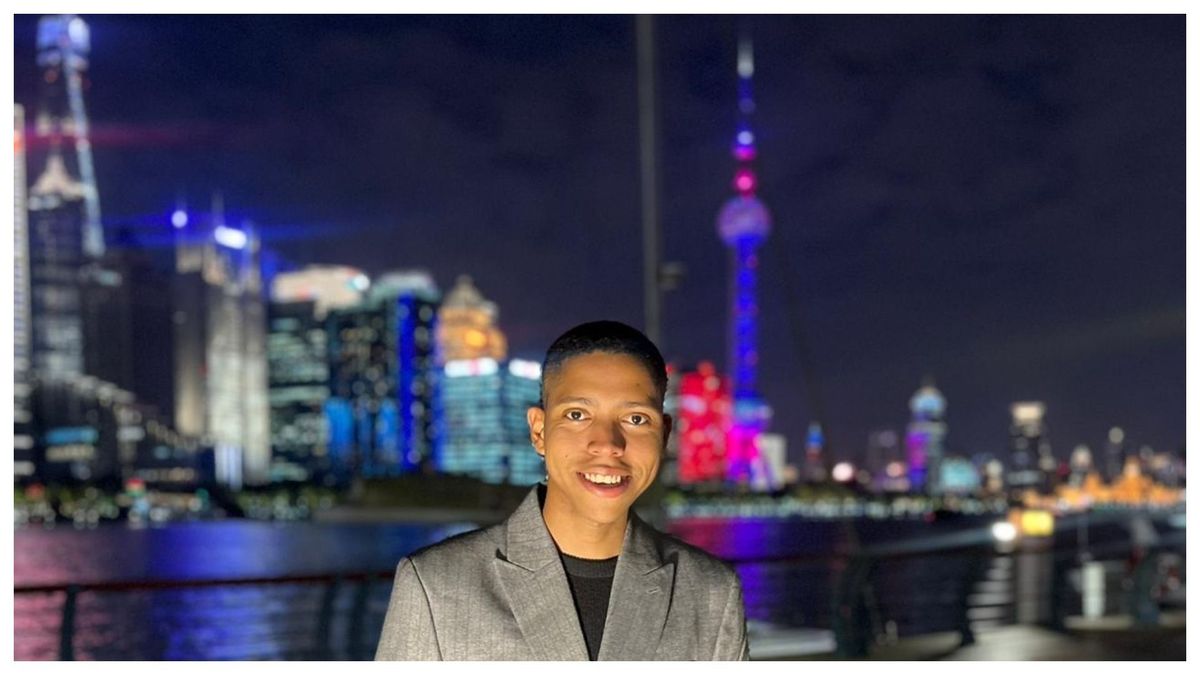 Aldair Rodríguez de visita en Shanghái, ciudad que mira al futuro en China.