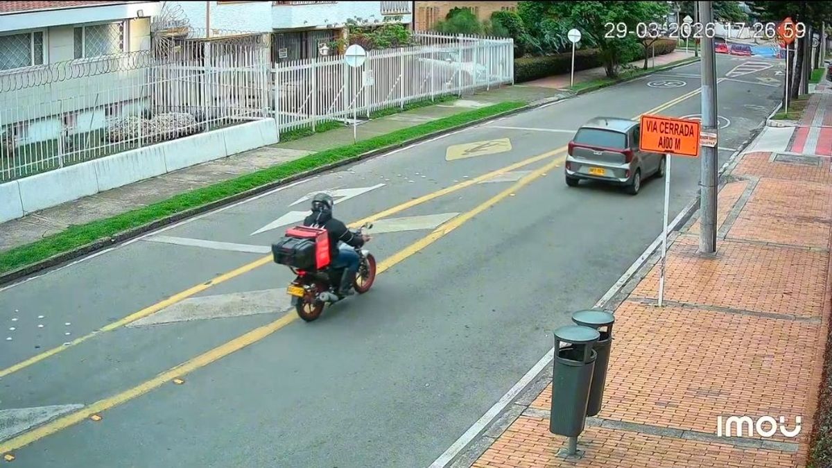 Brutal ataque a vehículo en Bogotá, por parte de domiciliarios.