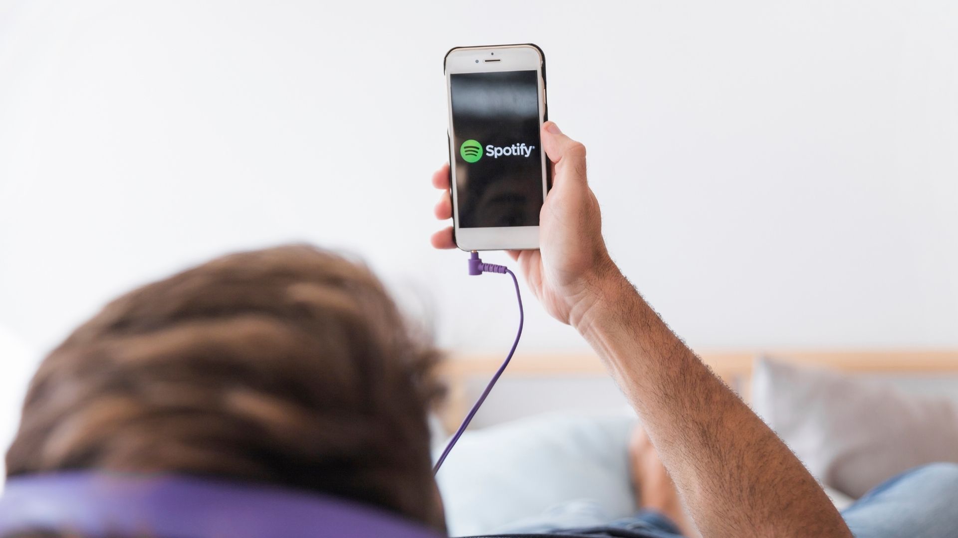 La función integra información sobre compositores, productores y colaboraciones en una sola vista interactiva.