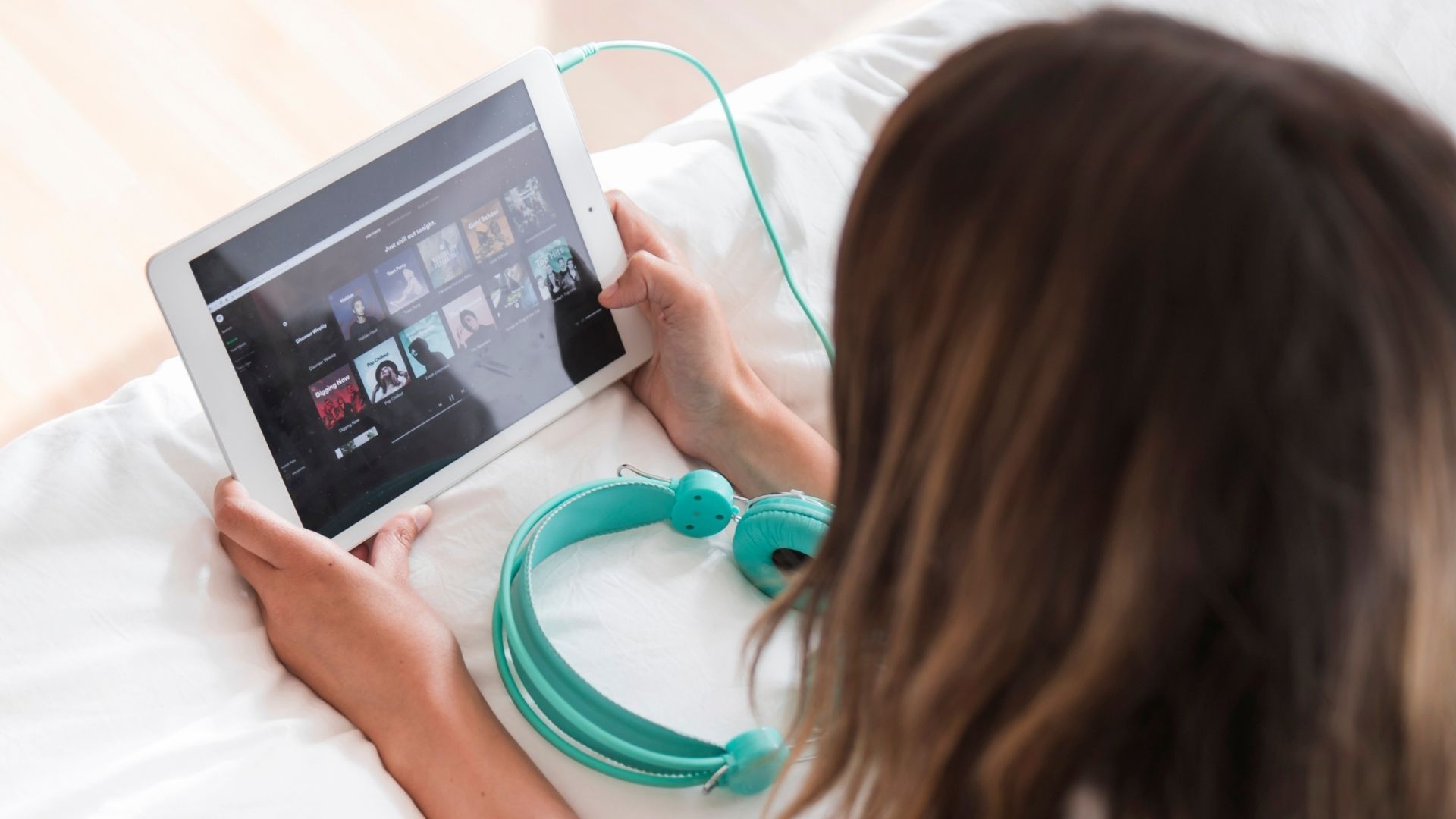 Los usuarios pueden navegar entre canciones relacionadas al hacer clic en artistas o títulos dentro de SongDNA.